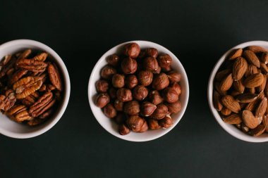 Kase koyu arka plan üzerinde farklı fındık