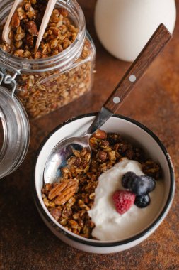 Kahvaltı için taze turuncu granola