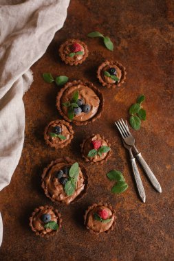 Çikolatalı Krema ve taze çilek ile kahve kek