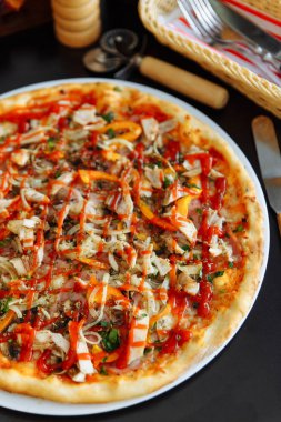 Siyah masada tavuk, biber ve domates soslu pizza