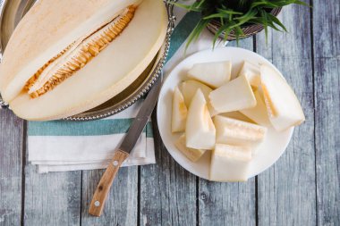Düzenlenen karpuz bıçağı, peçete ve vazo ile beyaz tabakta servis ile natürmort 