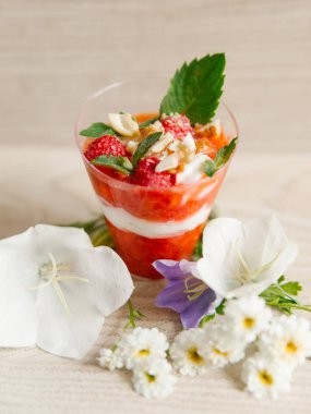 Çilekli yoğurt nane, Bütün çilek ve kaju üstte ahşap yüzey ve çiçekler etrafında