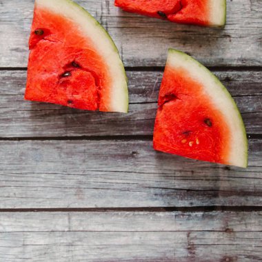 Üç karpuz adet eski püskü ahşap arka plan üzerinde döşeme görünümü