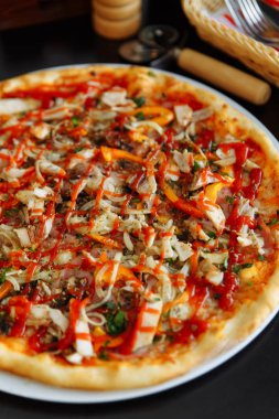 Pizza tavuk, biber ve domates sosu siyah tablo ile yakın çekim