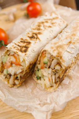 Gevrek ve sulu shawarma Görünümü Kapat üzerinde arka plan bulanık
