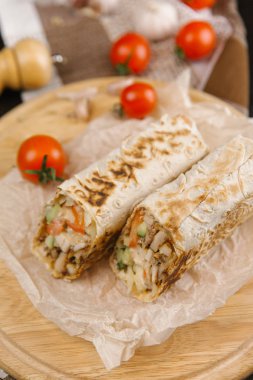 Gevrek ve sulu shawarma Görünümü Kapat üzerinde arka plan bulanık