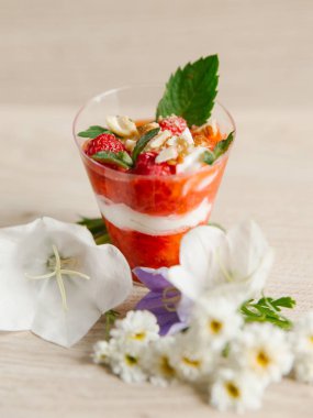 Çilekli yoğurt nane, Bütün çilek ve kaju üstte ahşap yüzey ve çiçekler etrafında