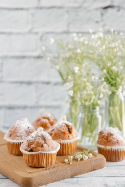 Vanilyalı kek şeker tozu ile tepesinde