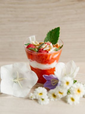 Çilekli yoğurt nane, Bütün çilek ve kaju üstte ahşap yüzey ve çiçekler etrafında