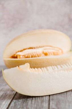 Ahşap masaya servis kavun dilimli