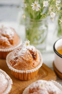 Vanilyalı kek şeker tozu ile tepesinde