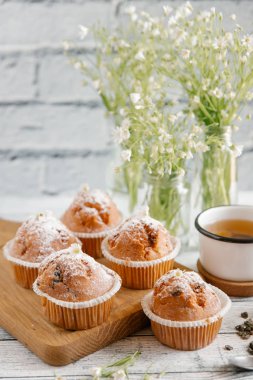 Vanilyalı kek şeker tozu ile tepesinde