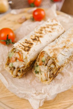 Gevrek ve sulu shawarma Görünümü Kapat üzerinde arka plan bulanık