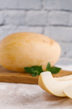 Kavun ve karpuz dilimleri görünümünü nane yaprakları ile Ahşap doğrama tahtası yılları arasında görev yapmıştır