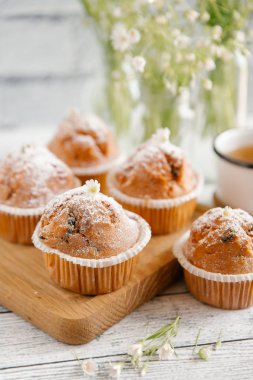 Vanilyalı kek şeker tozu ile tepesinde