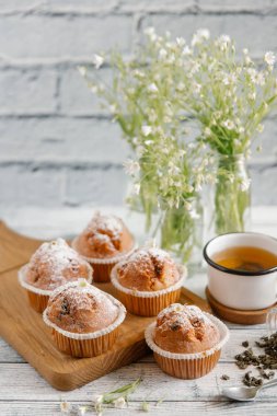 Vanilyalı kek şeker tozu ile tepesinde