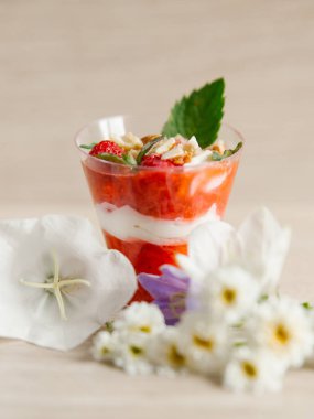 Çilekli yoğurt nane, Bütün çilek ve kaju üstte ahşap yüzey ve çiçekler etrafında