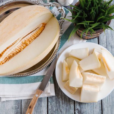 Düzenlenen karpuz bıçağı, peçete ve vazo ile beyaz tabakta servis ile natürmort 