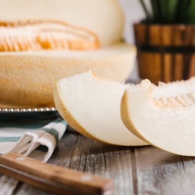 Çizgili peçete ve bıçak ile dilimlenmiş kavun Görünümü Kapat