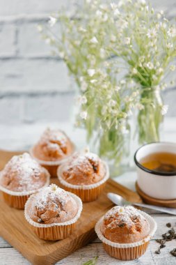 Vanilyalı kek şeker tozu ile tepesinde
