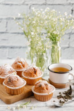 Vanilyalı kek şeker tozu ile tepesinde