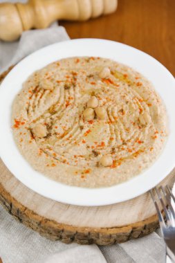 Humus sawed ahşap plaka tatlı biber ile