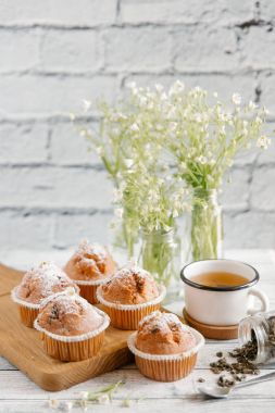 Vanilyalı kek şeker tozu ile tepesinde