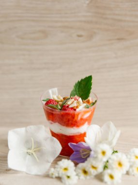 Çilekli yoğurt nane, Bütün çilek ve kaju üstte ahşap yüzey ve çiçekler etrafında