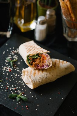 İki adet germinated ayçiçeği tohumu ve sezame ile tamamlanmaktadır siyah plaka servis shaverma Görünümü Kapat