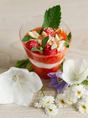 Çilekli yoğurt nane, Bütün çilek ve kaju üstte ahşap yüzey ve çiçekler etrafında