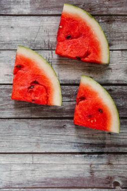 Üç karpuz adet eski püskü ahşap arka plan üzerinde döşeme görünümü
