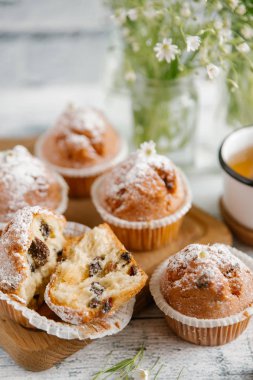 Vanilyalı kek şeker tozu ile tepesinde