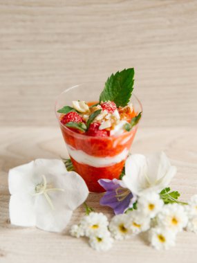 Çilekli yoğurt nane, Bütün çilek ve kaju üstte ahşap yüzey ve çiçekler etrafında