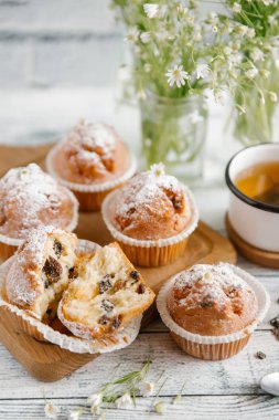 Vanilyalı kek şeker tozu ile tepesinde