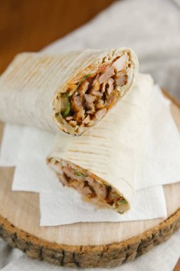 Keten peçete ve arka plan bulanık sawed ahşap ızgara shawarma