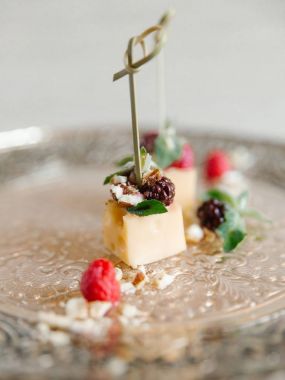 Peynir, ahududu, böğürtlen ve ceviz ile kanepe metal toreutic tabakta