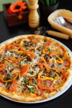 siyah masada biber, domates ve soğan ile jambon pizza Görünümü Kapat