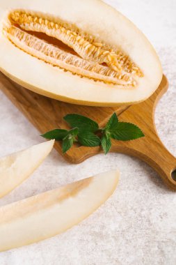 Yarım kavun dilimleri üzerinde Ahşap doğrama tahtası hizmet ile taze tatlı kavun