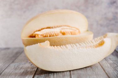 Ahşap masaya servis kavun dilimli