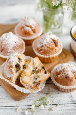 Vanilyalı kek şeker tozu ile tepesinde