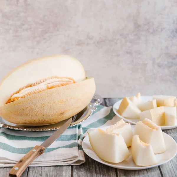 Mat Sammansättning Med Kapade Melon Serveras Vita Tallrikar Med Kniv — Stockfoto