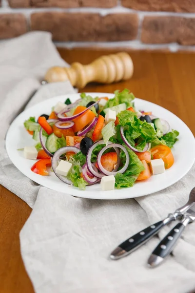 Schließen Sie Den Bunten Griechischen Salat Auf Weißem Teller — Stockfoto