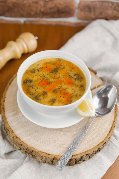 Blickwinkel Auf Hühnersuppe Mit Möhren Und Gewürzen Auf Gesägtem Holz — Stockfoto