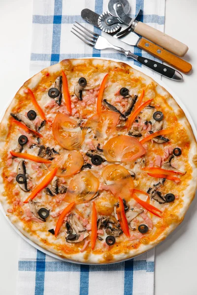 Pizza Mit Besteck Pizzaausstecher Spachtel Und Karierter Serviette — Stockfoto