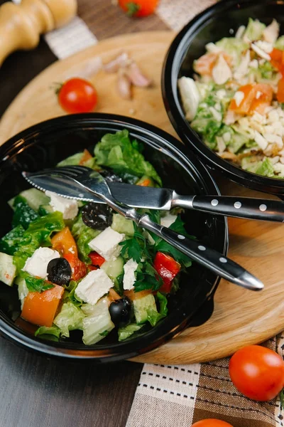 Saladas Gregas Vegetais Com Frango Tigelas Pretas Servidas Mesa Madeira — Fotografia de Stock