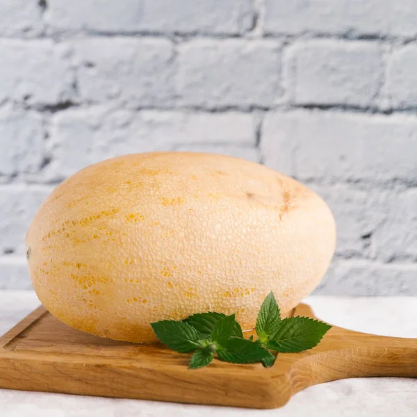 Frische Melone Mit Minzblättern Auf Schneidebrett Serviert — Stockfoto