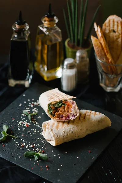 İki adet germinated ayçiçeği tohumu ve sezame ile tamamlanmaktadır siyah plaka servis shaverma Görünümü Kapat