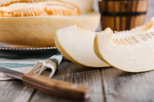 Nahaufnahme Einer Aufgeschnittenen Melone Mit Gestreifter Serviette Und Messer — Stockfoto