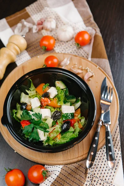 Salada Grega Tigela Preta Servida Mesa Madeira — Fotografia de Stock