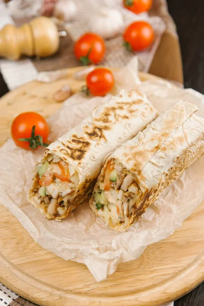 Crispy Juicy Shawarma Served Parchment Paper Wooden Plate Tomatoes — Stock Photo, Image